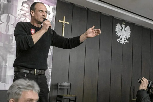 Paweł Kukiz zaatakował na Facebooku Roberta Biedronia.