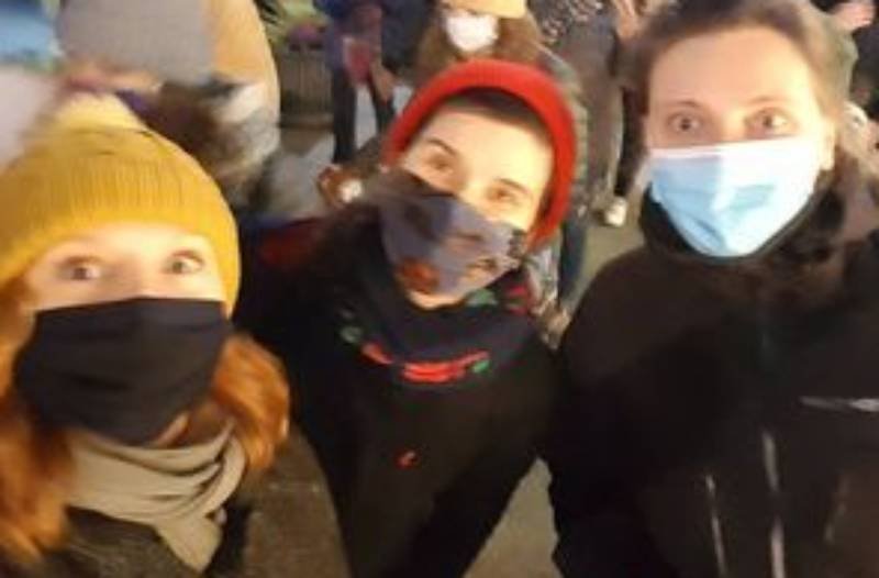 Flinta z koleżankami na demonstracji. Strajk Kobiet. Relacja na Instagramie Eweliny Flinty.