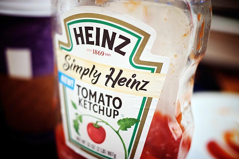 Amerykański biznesmen Warren Buffett przejął producenta popularnego keczupu Heinz.