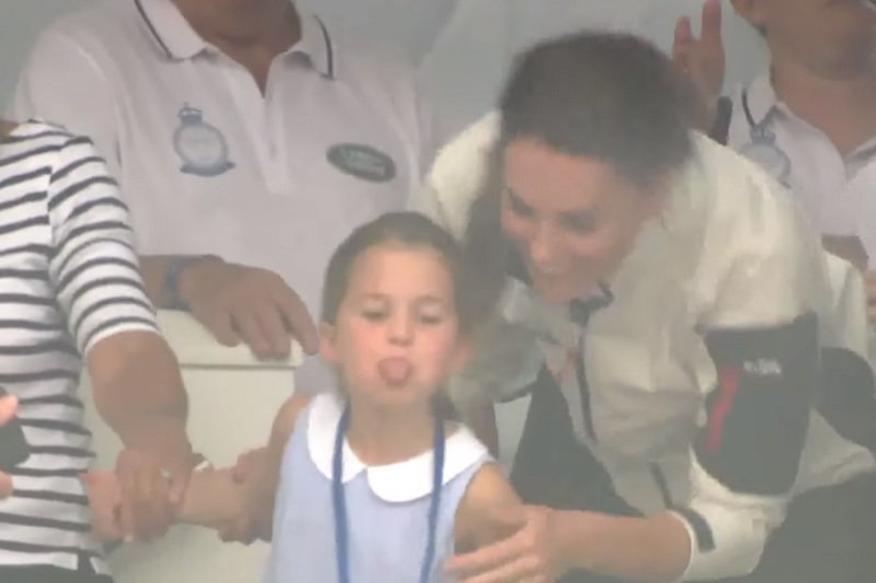 Charlotte, córka Kate i Williama pokazała język publiczności.