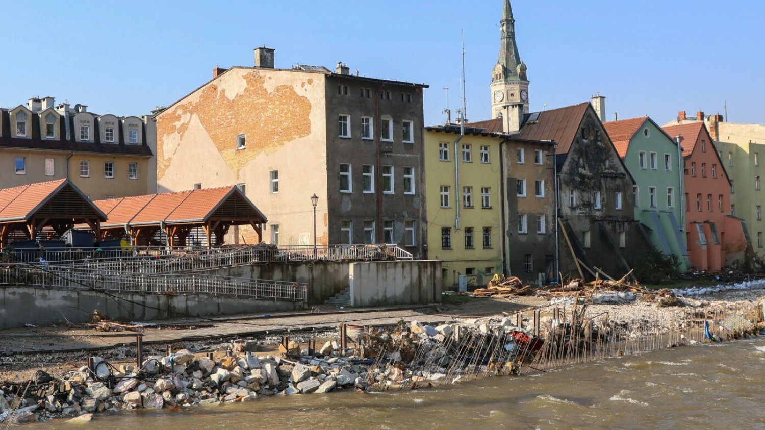 Przedsiębiorca chce odkażać domy powodzian. Reakcja władz zadziwia.