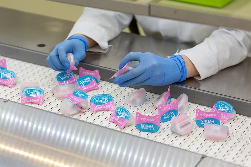 Jak wynika z danych dotyczących sprzedaży produktów premium Gillette i Gillette Venus za ubiegły rok, tylko zastąpienie plastikowych opakowań tych wyrobów tekturowymi przyniosło w skali roku eliminację aż ponad pięciuset ton odpadów plastikowych!