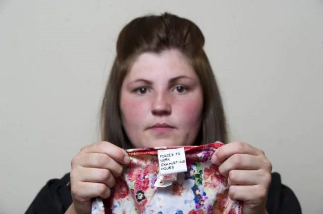 Rebecca i jej sukienka z dorobioną metką.