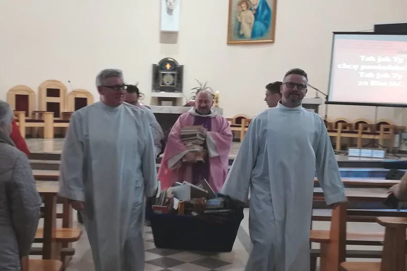 Ksiądz Jan Kucharski (na zdjęciu na środku), proboszcz parafii w Gdańsku tłumaczy naTemat w jaki sposób doszło do wydarzenia z paleniem książek przed jego kościołem.