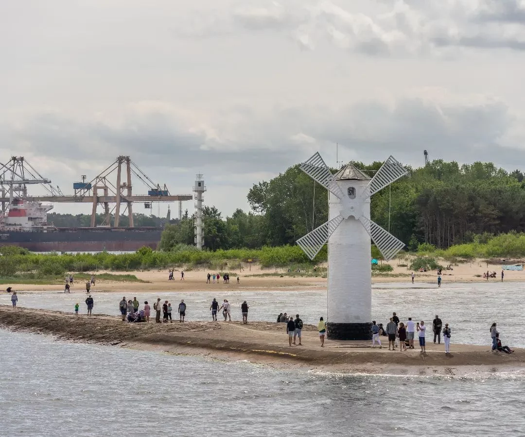 Stawa Młyny i plaża z portem w tle.