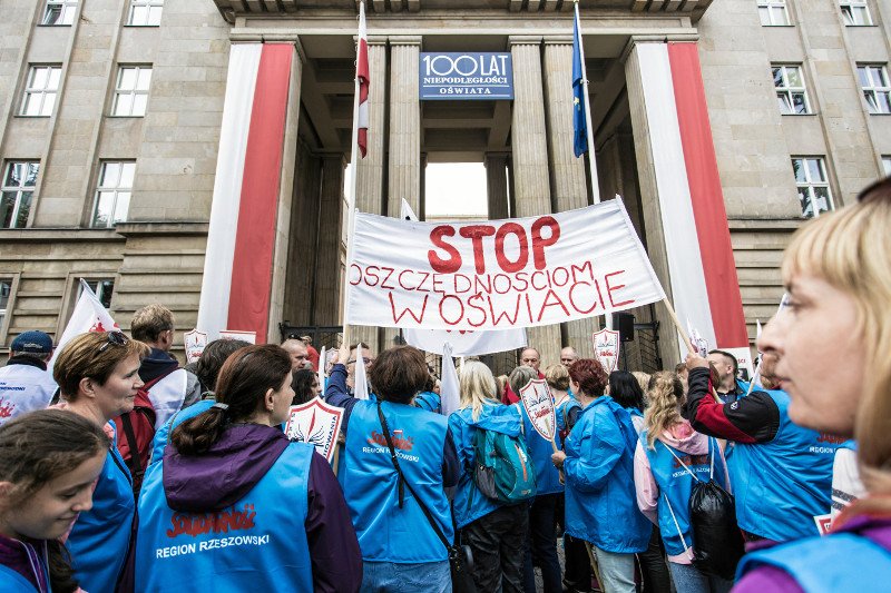 Protest nauczycieli i związkowców "Solidarności" przez gmachem Ministerstwa Edukacji Narodowej.