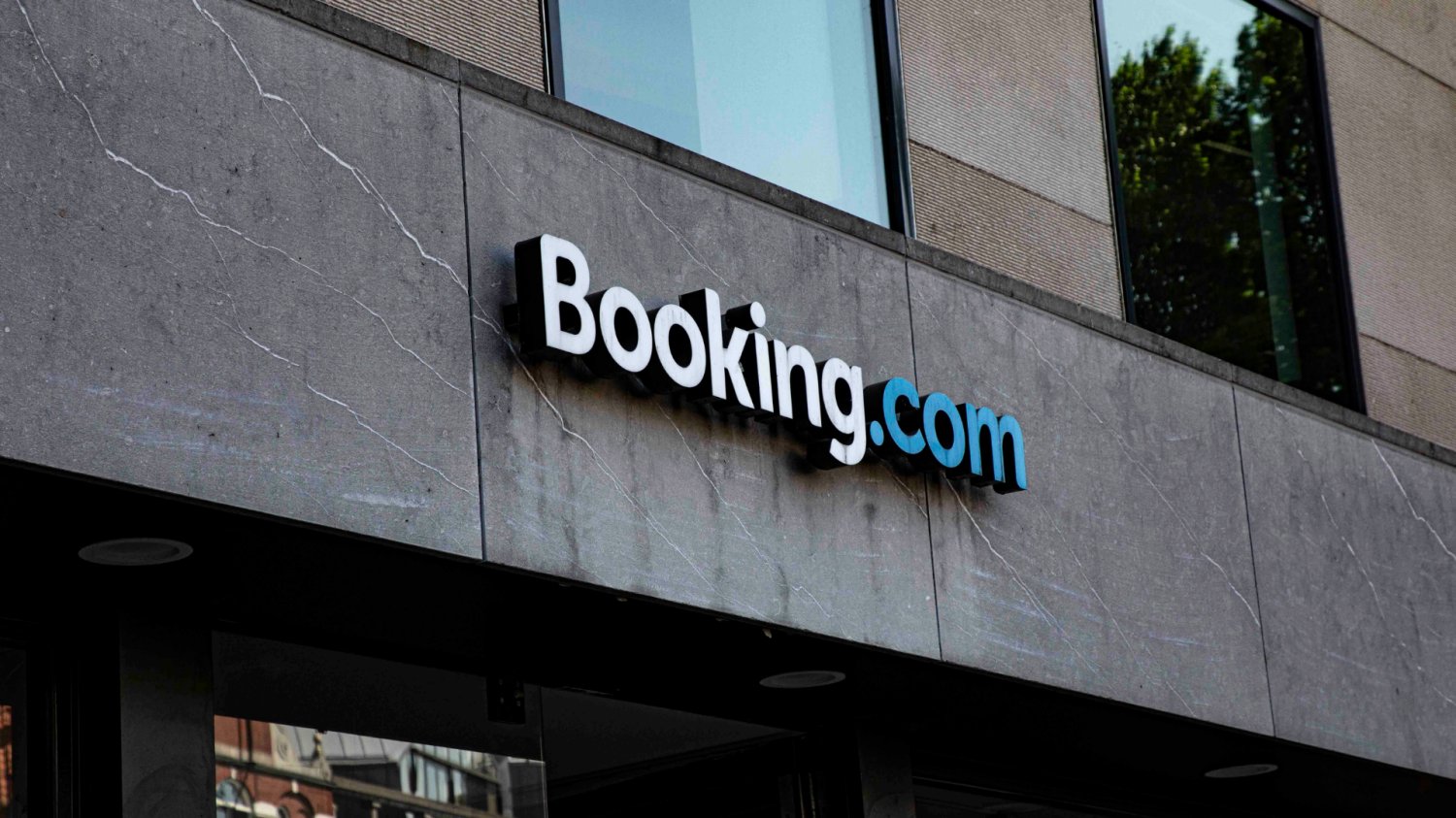Atak hakerski na Booking.com. CERT ostrzega polskich użytkowników Napis Booking.com