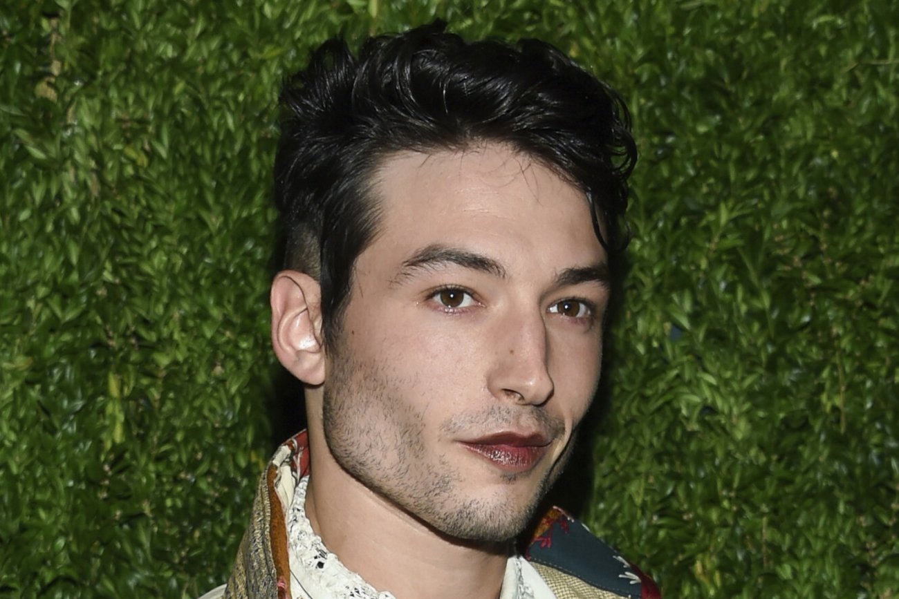 Ezra Miller w końcu przeprosił za swoje zachowanie i obiecał poprawę.