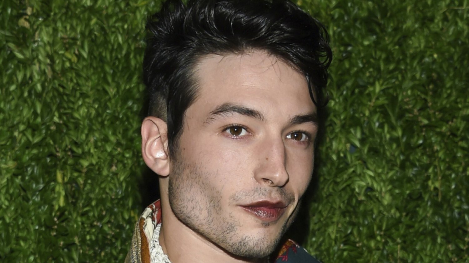 Ezra Miller w końcu przeprosił za swoje zachowanie i obiecał poprawę.