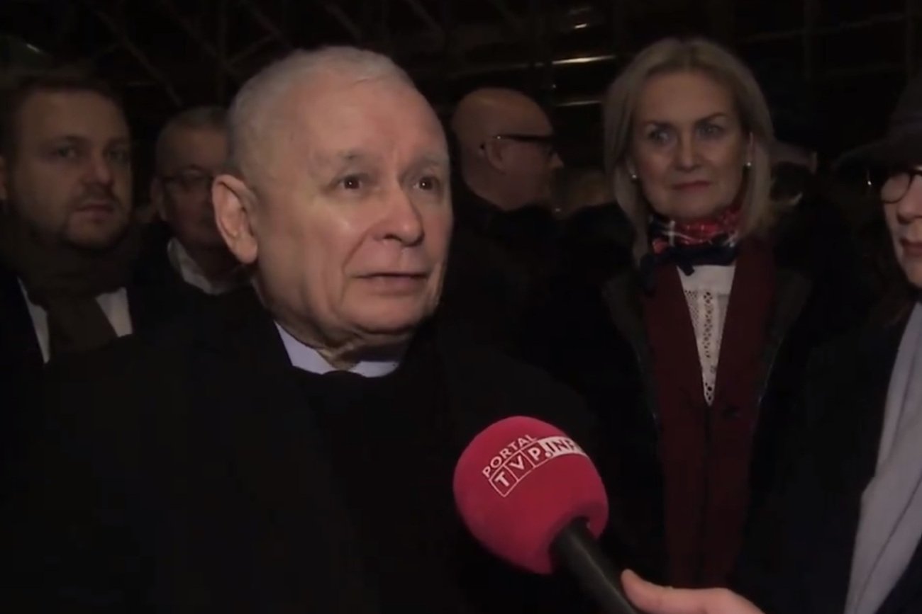 Kaczyński przyjechał w nocy do TVP. Zabrał głos przed kamerami