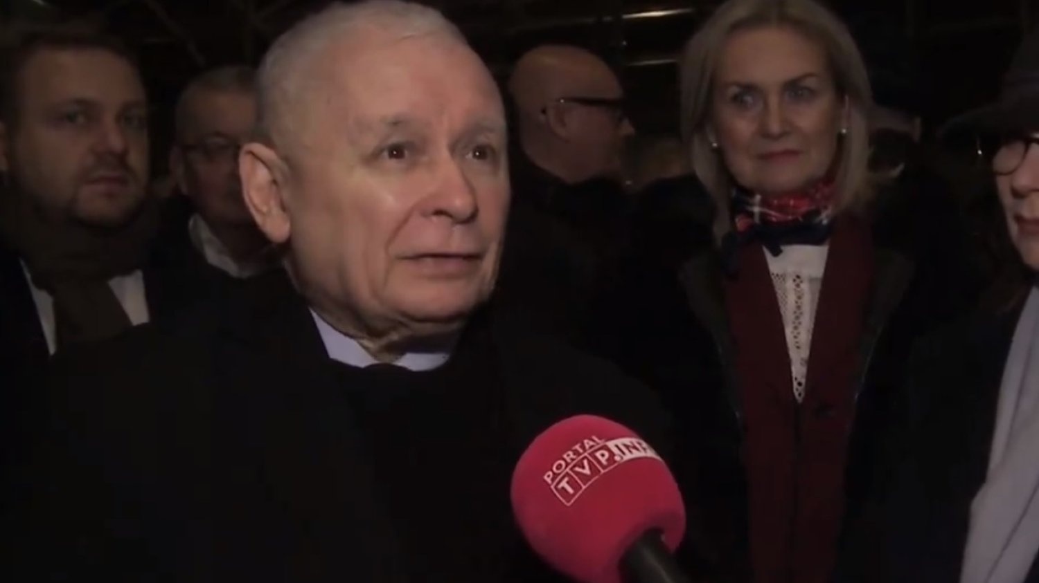 Kaczyński przyjechał w nocy do TVP. Zabrał głos przed kamerami