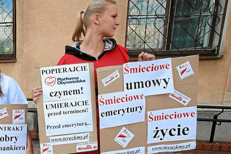 Coraz mniej młodych Polaków i Polek jest ubezpieczonych w OFE. To efekt demografii, bezrobocia i stosowania "umów śmieciowych" – oceniają eksperci.