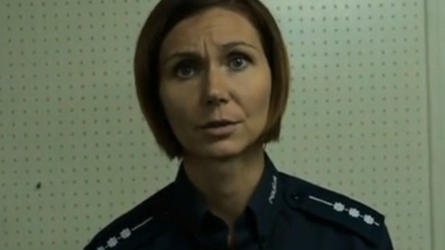 Policja apeluje, by... mruganiem świateł nie ostrzegać kierowców przed drogówką. Zobacz film