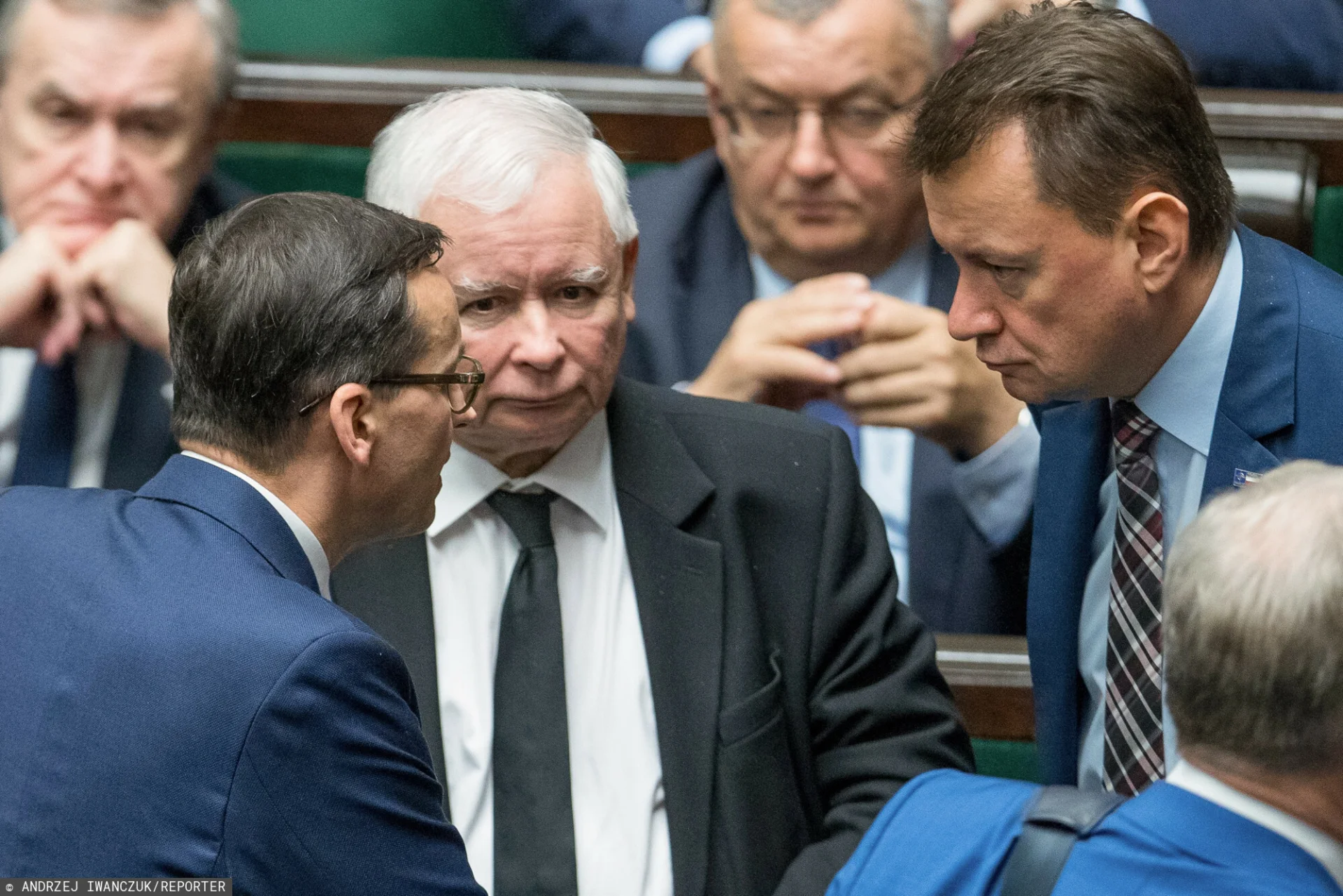 Według prof. Chwedoruka, runęły dwa z trzech filarów, na których oparty był spokój rządzenia PiS. Prezes PiS Jarosław Kaczyński i premier Mateusz Morawiecki w Sejmie.