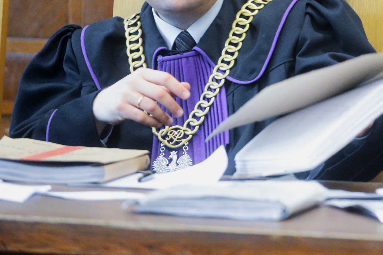 kobieta w 8 miesiącu ciąży w areszcie sąd akta ilustracja