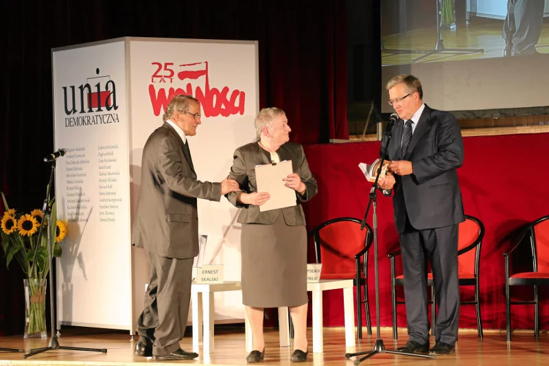 Warszawa, 2014 rok. Konferencja " Unia dla Polski " dedykowana Tadeuszowi Mazowieckiemu/ Ludwika i Henryk Wujec oraz prezydent RP Bronisław Komorowski.