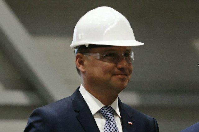Prezydent Duda podczas wizyty w zakladach "Wielton" w Wieluniu.