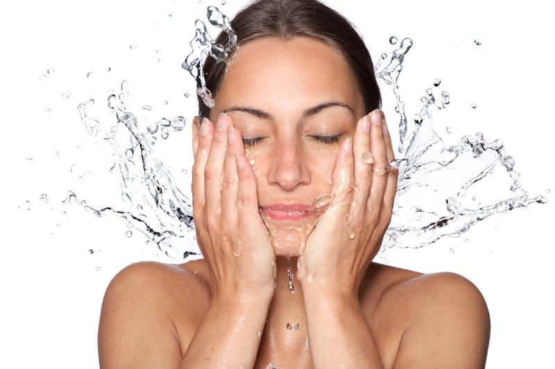 Mycie twarzy wodą z kranu dla niektórych jest niezastąpioną formą oczyszczania skóry twarzy. Niestety nie dla osób ze skórą suchą czy wrażliwą
