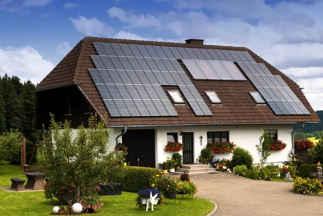 Energia ze słońca pozwoli nie tylko obniżyć rachunki, ale nawet sfinansować budowę domu.