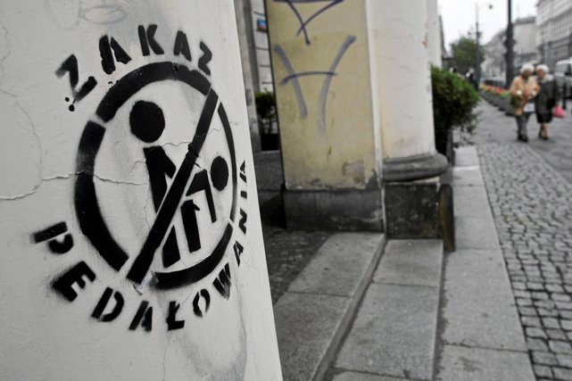 Napis "ZAKAZ PEDAŁOWANIA" na murze w Warszawie