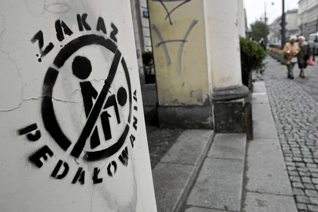 Napis "ZAKAZ PEDAŁOWANIA" na murze w Warszawie