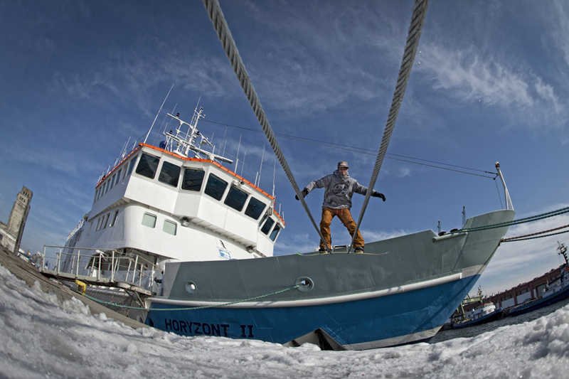 Wojtek "Gniazdo" Pawlusiak – jeden z najbardziej utytułowanych polskich jibberów, czyli snowboardzistów pokonujących miejskie przeszkody.