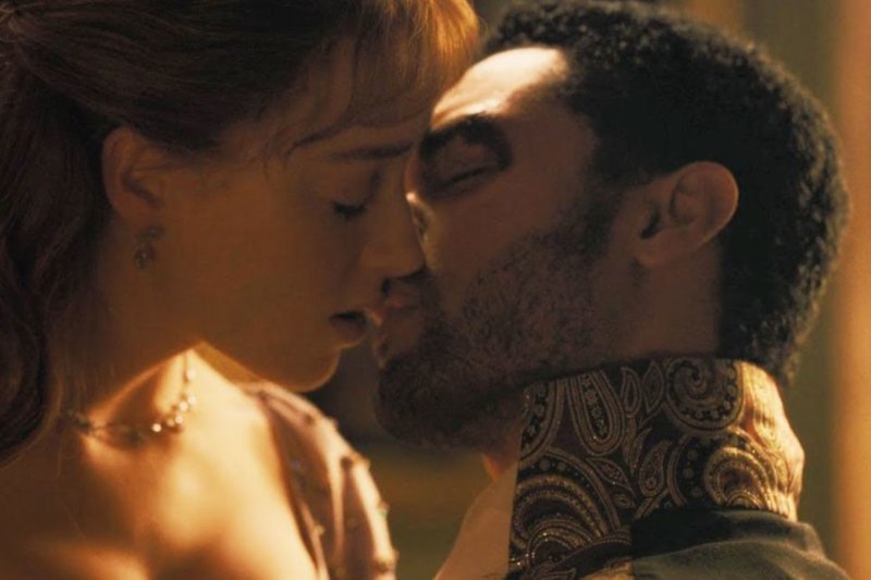 Phoebe Dynevor z serialu "Bridgertonowie" przewijała sceny seksu podczas seansu ze swoją mamą.