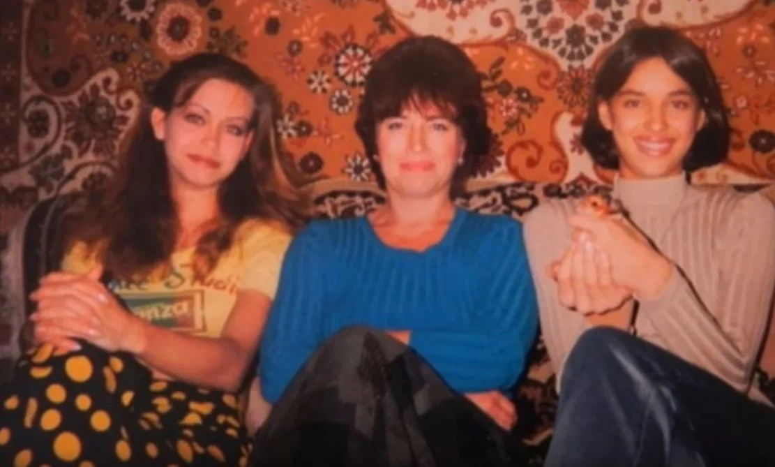 Irina (z prawej) z siostrą i matką w 1998 roku