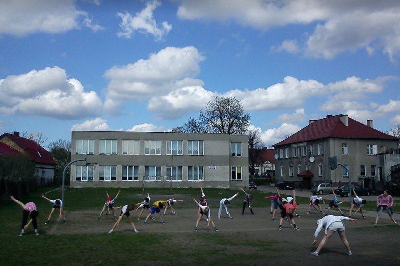 Szkoła w Sieniawie nie ma boiska i sali gimnastycznej. Rodzice sami zainicjowali budowę.