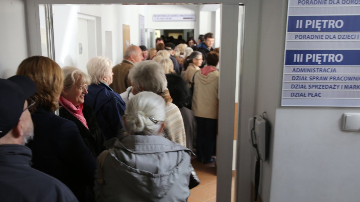 Takie sceny, jak ta na zdjęciu, mają zniknąć z polskich przychodni i szpitali. Koniec z wydzwanianiem od świtu i ze staniem w długich kolejkach do rejestracji. Za kilka miesięcy będziemy mogli zarejestrować się przez internet.