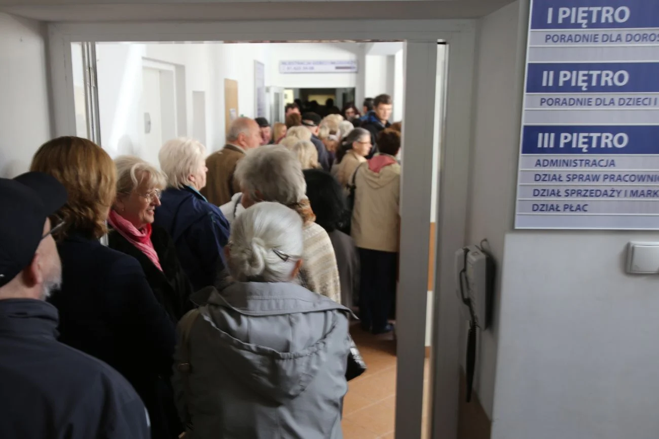Takie sceny, jak ta na zdjęciu, mają zniknąć z polskich przychodni i szpitali. Koniec z wydzwanianiem od świtu i ze staniem w długich kolejkach do rejestracji. Za kilka miesięcy będziemy mogli zarejestrować się przez internet.