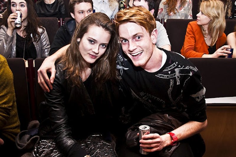 Autor bloga Holz-Wagen z modelką Moniką Jac Jagaciak