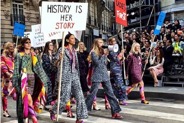 Protest na pokazie Chanel: "Feminizm najmodniejszym dodatkiem sezonu".