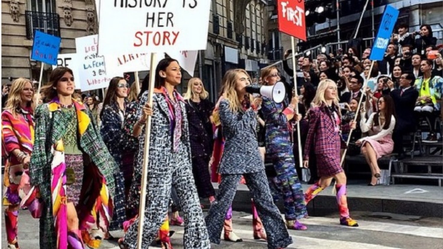 Protest na pokazie Chanel: "Feminizm najmodniejszym dodatkiem sezonu".
