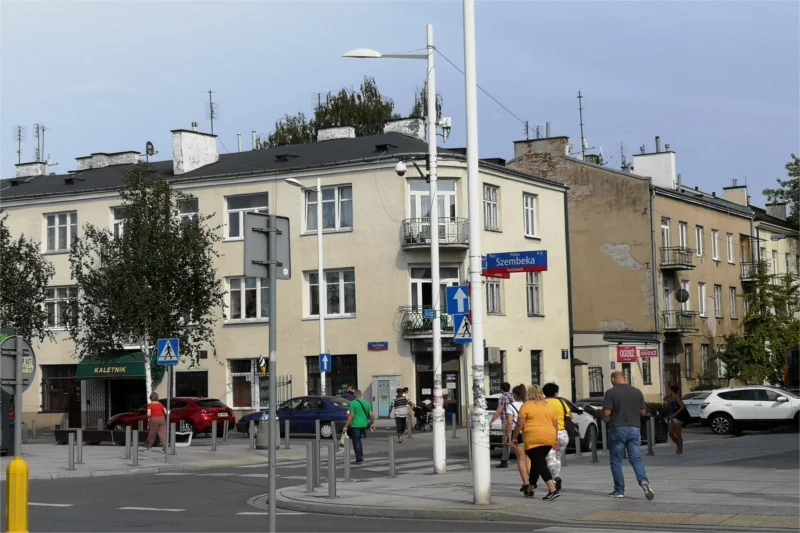 Kamera monitoringu, a po prawej stronie na zakrętem sklep i spore "towarzystwo" pijące alkohol.