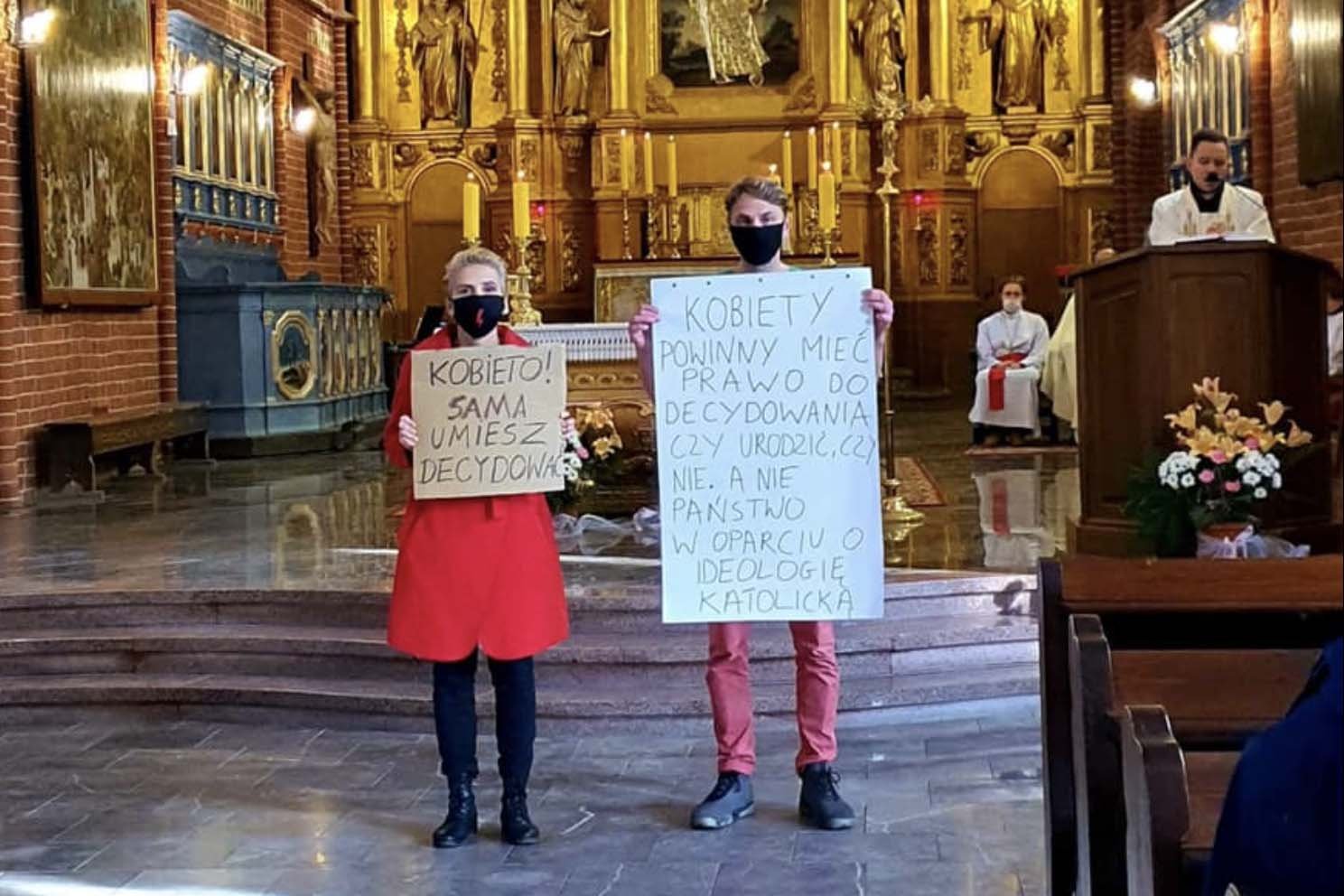 Za protest w kościele mąż Joanna Scheuring-Wielgus został oskarżony o obrazę uczuć religijnych.
