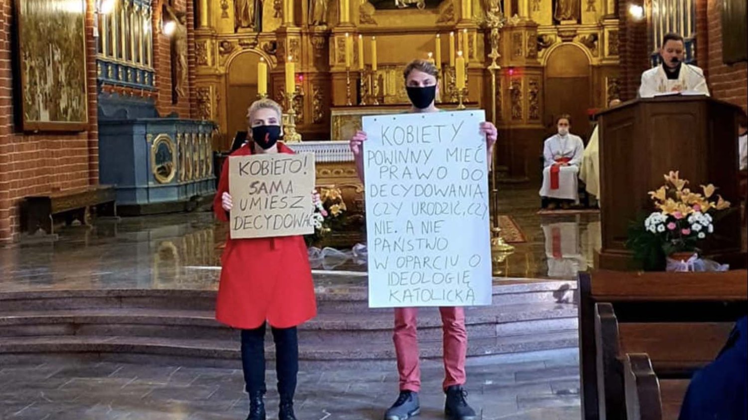 Za protest w kościele mąż Joanna Scheuring-Wielgus został oskarżony o obrazę uczuć religijnych.