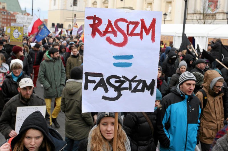 Polacy wciąż mają problem z zaakceptowaniem ludzi o innym kolorze skóry.