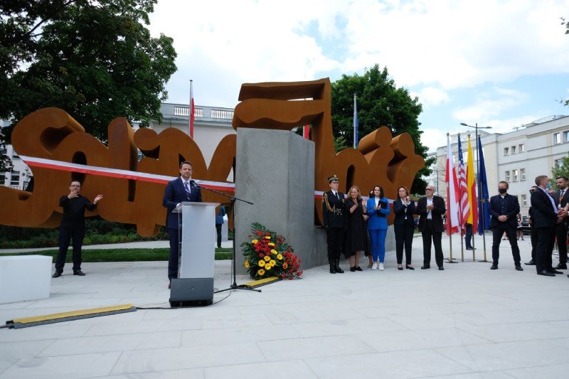 Uroczystość odsłonięcia pomnika "Solidarności" w Warszawie. Pomnik "Solidarności" w Warszawie odsłonięty. Oświadczenie Piotra Dudy.