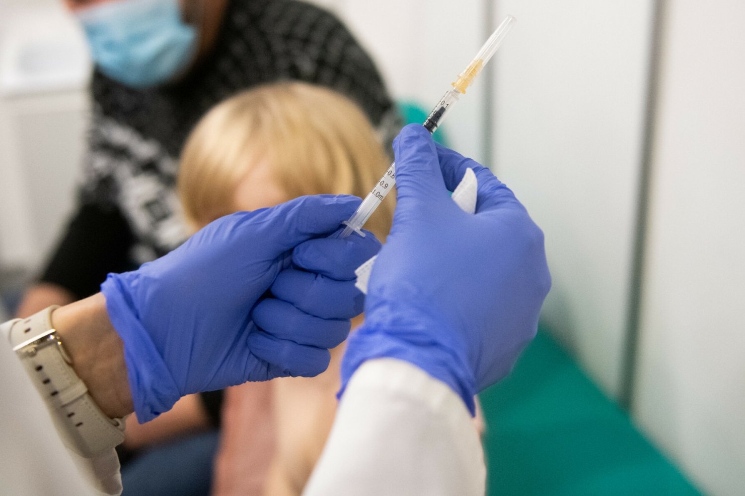 Polacy są nadal niechętni obowiązkowym szczepieniom, również ci młodzi.