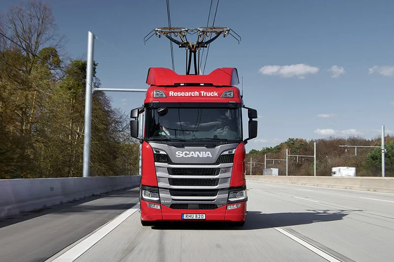 E-autostrady to możliwość stałego zasilania przemierzających dalekie trasy ciężarówek