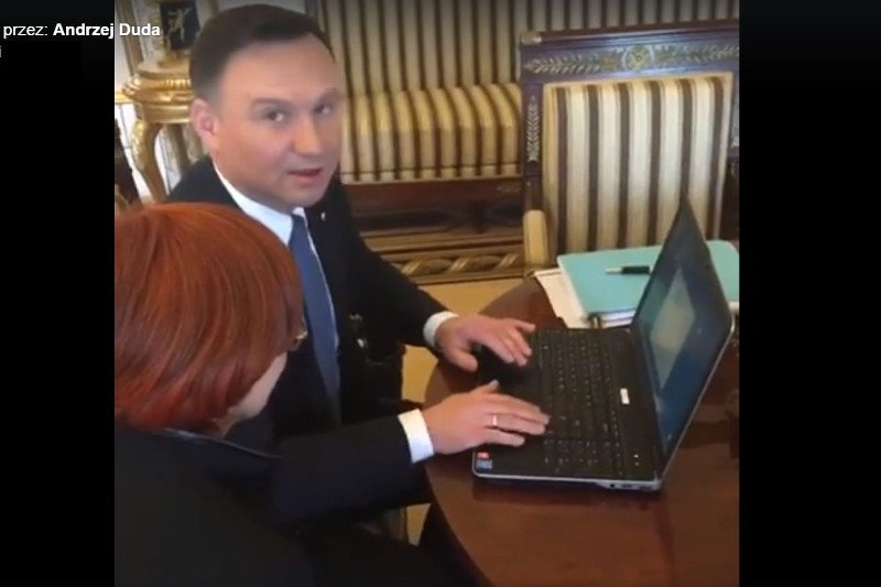 Kamera nagrała jak prezydent wpisuje hasło.