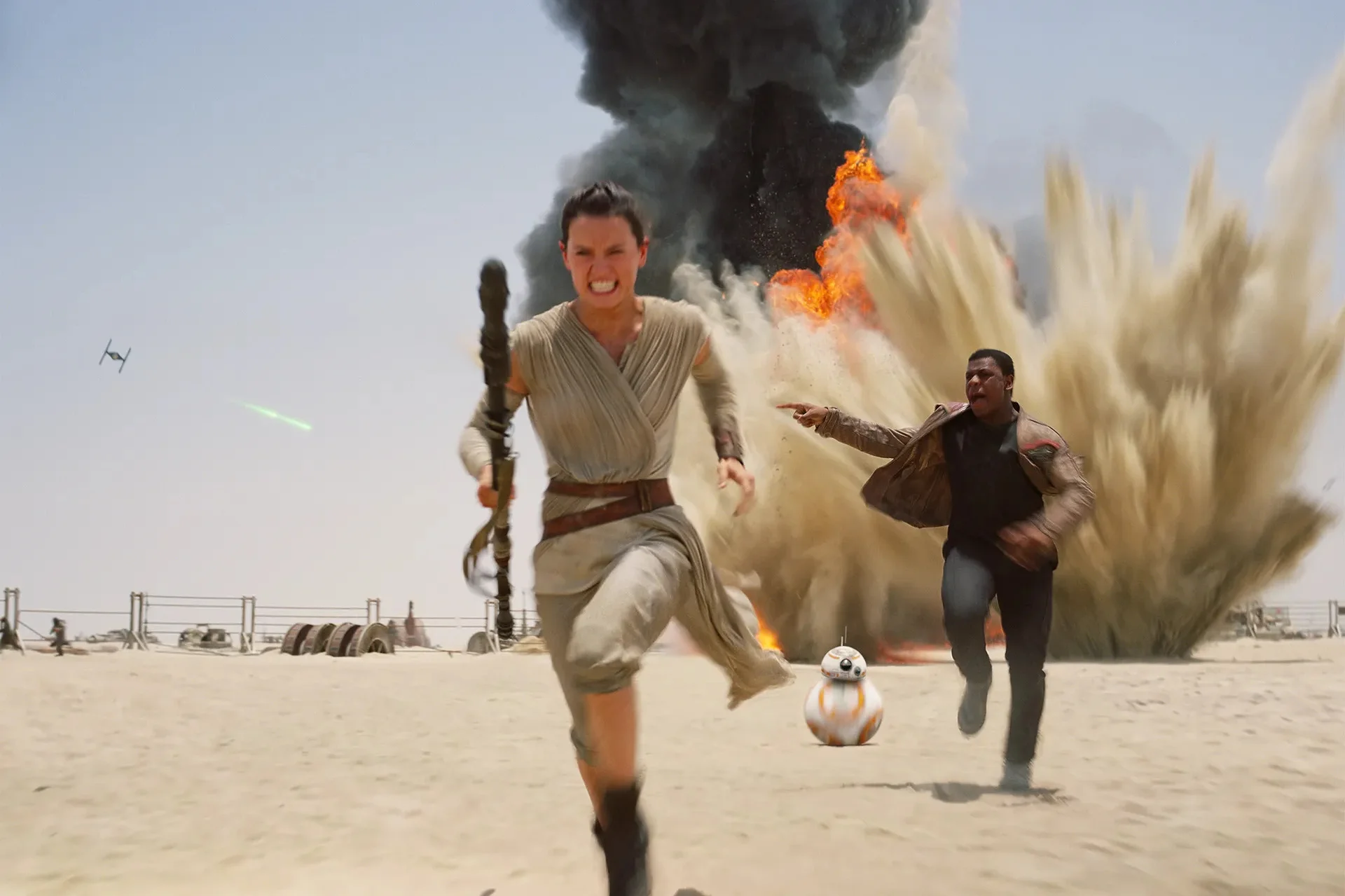 Daisy Ridley i John Boyega w filmie "Przebudzenie mocy"