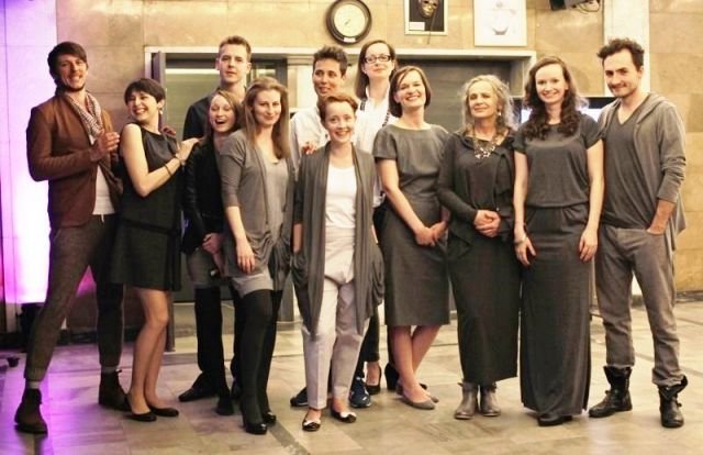 Po premierze " Miłości b.." w holu Och-Teatru. Fundacja.