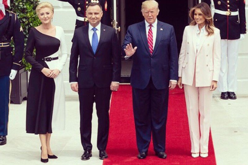 Rozmawialiśmy z Dorotą Goldpoint, która zaprojektowała głośną kreację Agaty Kornhauser-Dudy.