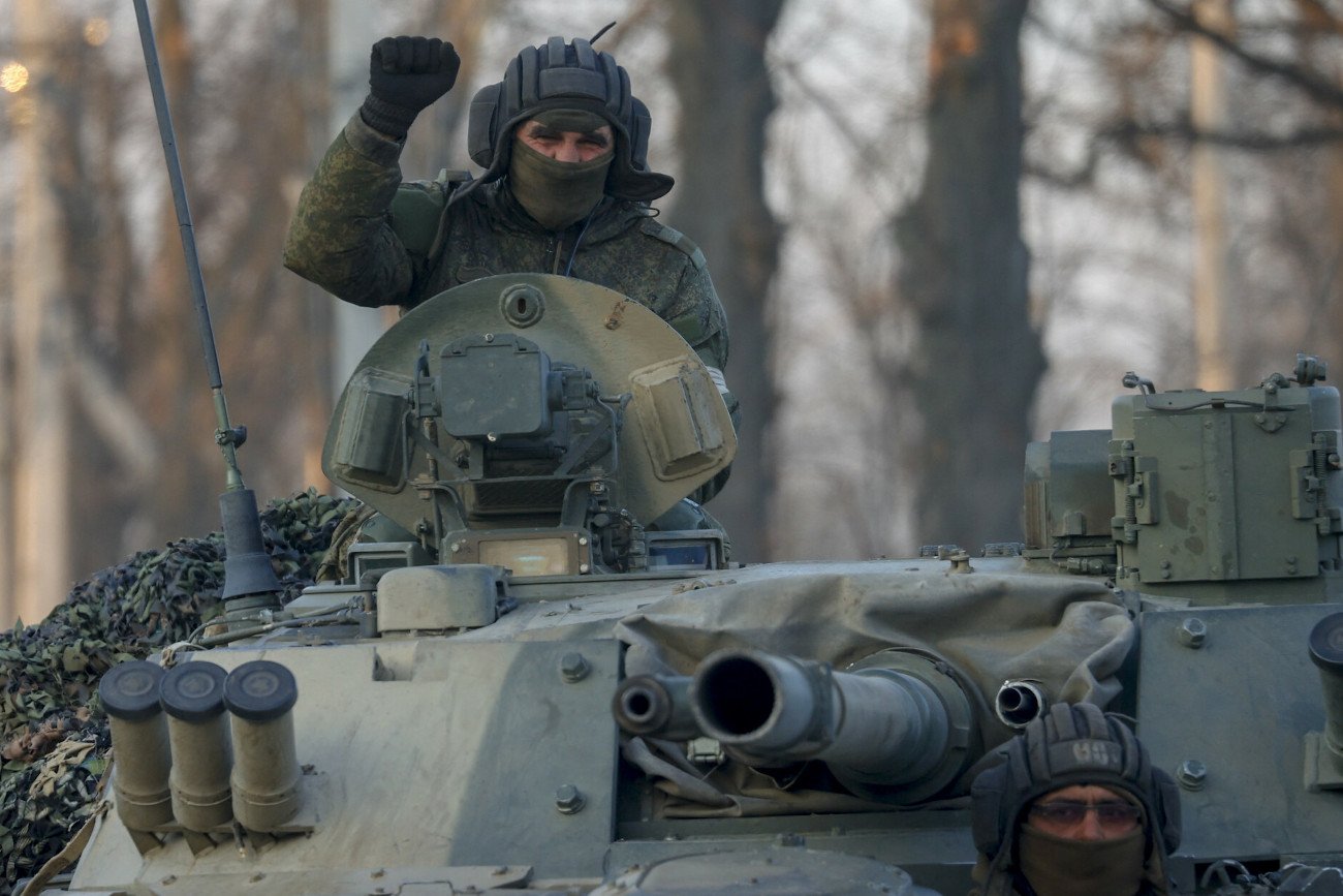 Rosyjscy żołnierze, którzy zajęli teren elektrowni atomowej w Czarnobylu, przemieszczali się bez żadnych środków ochronnych przez najbardziej skażony obszar.