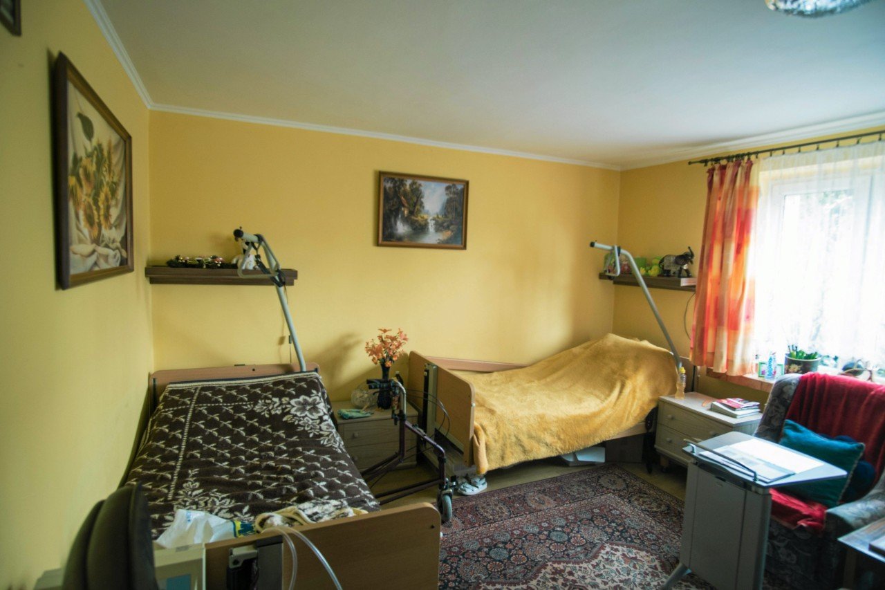 Nawet 40 tys. mieszkańców domów opieki może przypłacić epidemię koronawirusa życiem. W domach opieki społecznej panuje dramatyczna sytuacja w związku z epidemią koronawirusa. Zakażona jest znaczna część podopiecznych i personelu.