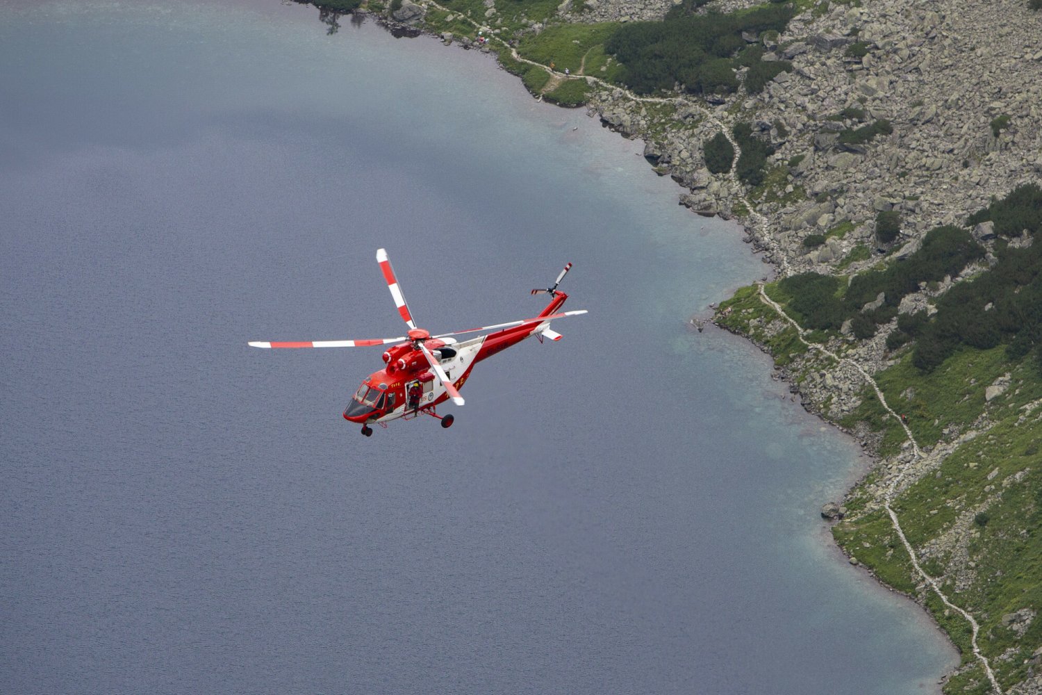 Turysta zginął na miejscu po upadku z dużej wysokości z Rysów.