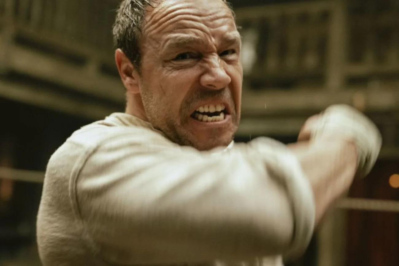 O czym jest serial "Tysiąc ciosów" Disney+? Stephen Graham w "Tysiąc ciosów"