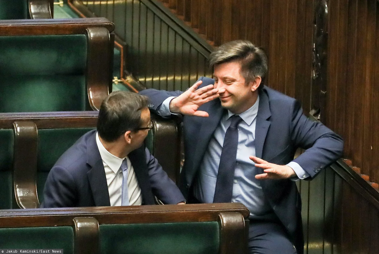 Ktoś włamał się do prywatnej, niezabezpieczonej skrzynki ministra Michała Dworczyka, z której wysyłał państwowe wiadomości. Teraz rzekome mejle szefa KPRM i jego kolegów są ujawniane w internecie. Ktoś włamał się do prywatnej, niezabezpieczonej skrzynki ministra Michała Dworczyka, z której wysyłał państwowe wiadomości. Teraz rzekome mejle szefa KPRM i jego kolegów są ujawniane w internecie.